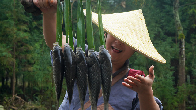 鲫鱼这样吃才叫爽，一人吃5条，好吃到骨头都不放过