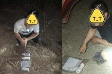 两个吃货不要命，禁渔期酒后在长江投毒，抓小龙虾自己吃