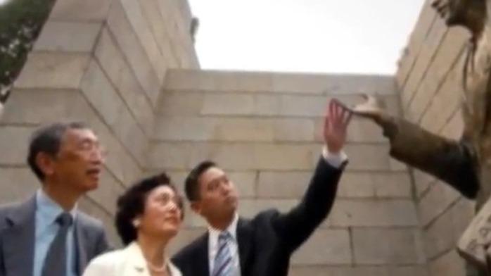 作家张纯如让世界知道历史真相却吞枪自尽，侵华日军南京大屠杀遇难同胞纪念馆为她建立雕像