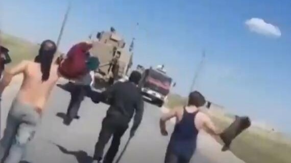 “你们毁了我的国家” 叙利亚村民发出怒吼 逼退美军战车