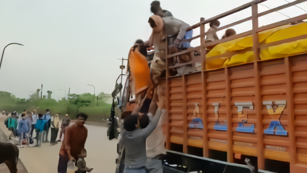 印度返乡者带婴儿乘卡车，贷280元付车费