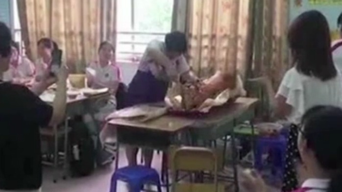 家长想让孩子考个好大学竟在教室里烧猪 简直难以置信！