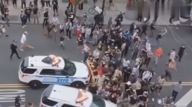 两辆一起！纽约警车冲撞示威人群后顶人前行