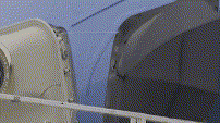 特朗普下飞机时和雨伞斗气：花20秒站门口撑伞