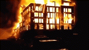 美国黑人死亡案引发民愤  警局附近大楼被烈火烧塌