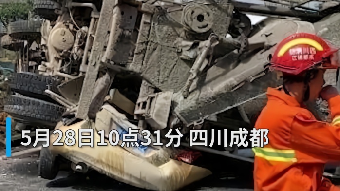 一轿车被货车侧翻压扁 现场正在救援中