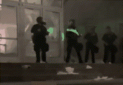 现场：美国波特兰市暴力冲突 示威者用激光笔照射警察
