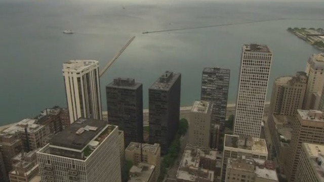 芝加哥的摩天大楼遭到飓风侵袭 室内的人难逃一劫