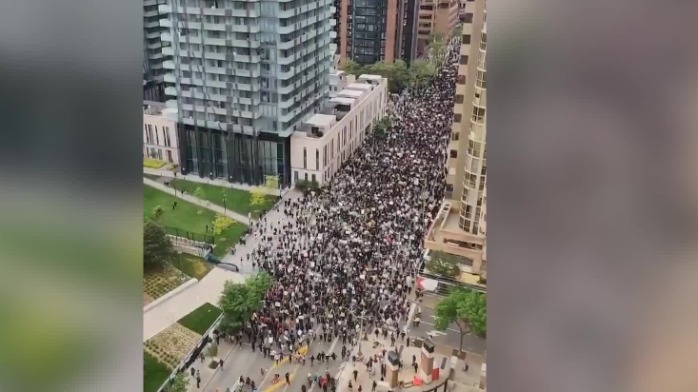 加拿大警察涉嫌杀害黑人妇女 数千人在多伦多抗议游行