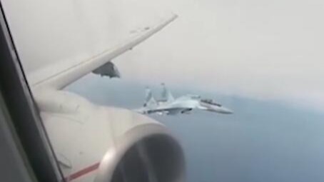 俄军苏-35硬核拦截美军侦察机 左右包夹紧贴美军机两翼