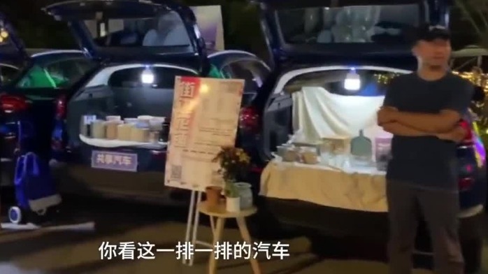 郑州市民下班开私家车摆摊 ，后备箱直接变摊位