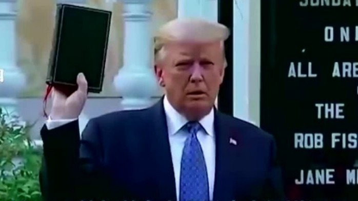 特朗普举圣经高呼美国最伟大 美国主播怒批：作秀！