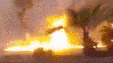 现场：愤怒的希腊抗议者向美使馆投掷燃烧弹 火光冲天