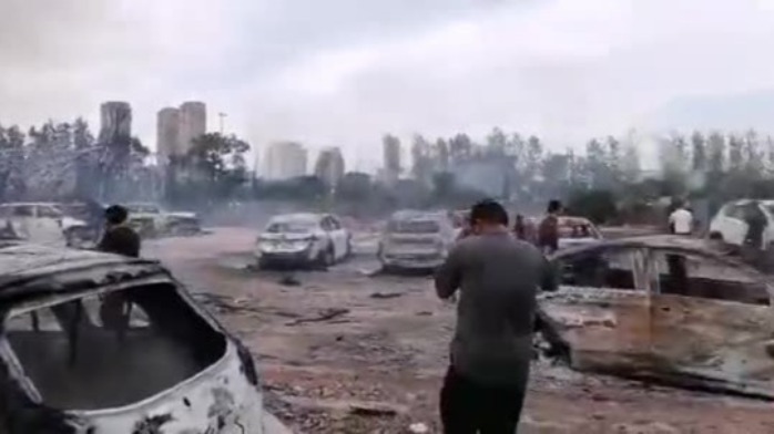 温岭槽罐车爆炸现场：数十辆车被毁 附近民房玻璃全被震碎