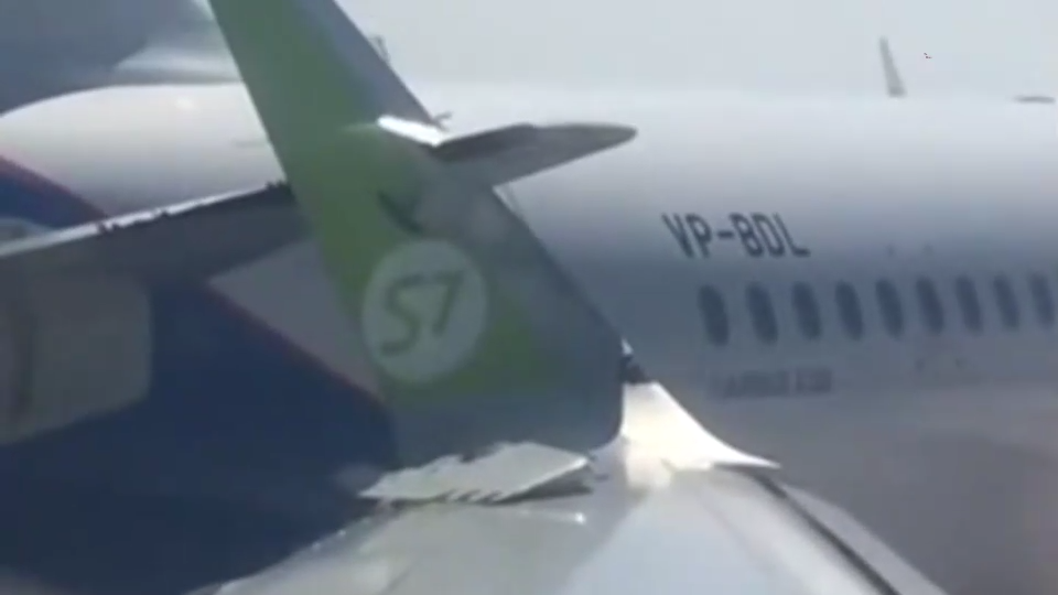 现场：俄罗斯两架客机相撞 波音客机机翼钩住空客客机机尾
