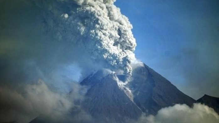 30秒｜印尼默拉皮火山喷发持续7分钟，附近村落被火山灰覆盖
