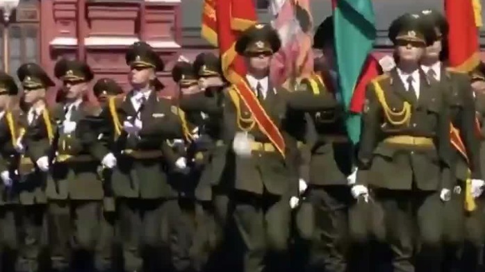 白俄罗斯三军仪仗队从红场上走过 总统卢卡申科现身
