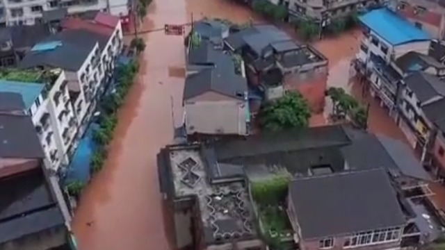 湖北多城暴雨致内涝，广西水库开闸泄洪