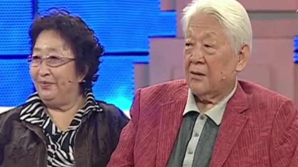 彭玉与老伴晚年生活很浪漫每个纪念日都不错过