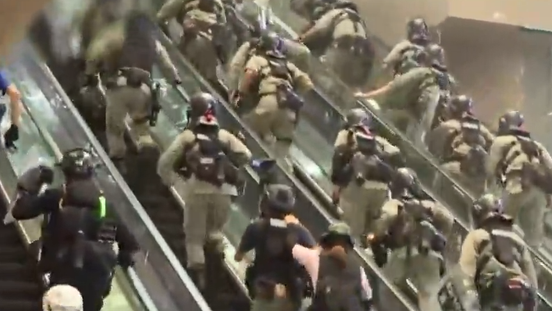 港警已拘捕约370人 10人涉嫌违反香港国安法