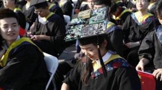 工科女生戴自制电路板学士帽参加毕业典礼：体现专业特色