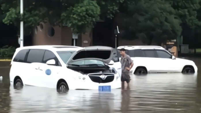 四川宜宾暴雨致城区积水：行车如船乘风破浪