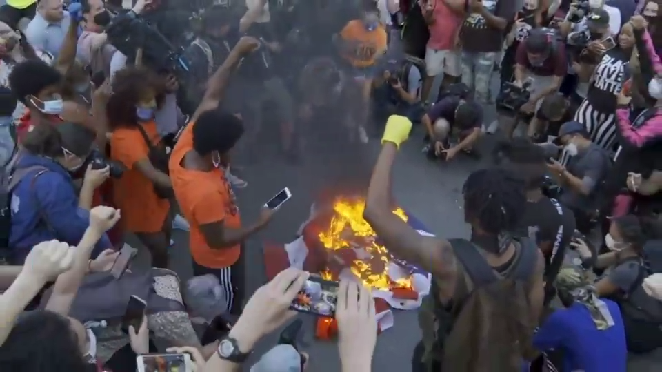 美国独立日，示威者在特朗普大厦前焚烧国旗