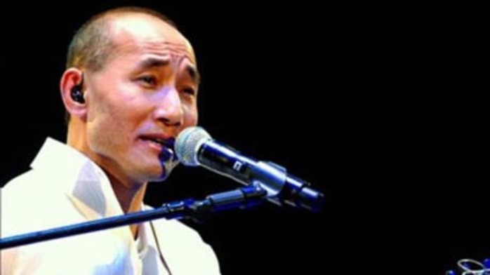 歌手卢冠廷在聚会时为何不喜欢说话？看视频了解一下