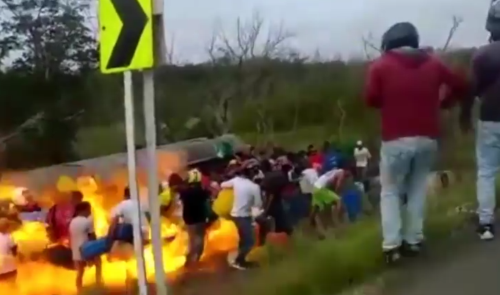 哥伦比亚油罐车侧翻引哄抢 下一秒火焰吞噬人群