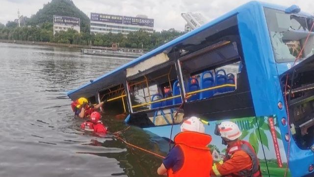 贵州安顺坠湖公交车被打捞出水 已救出18人