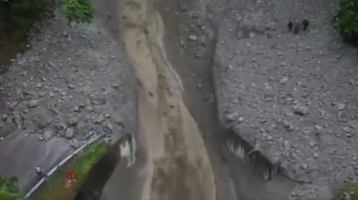 直击现场：川藏公路西藏波密发生泥石流致大桥被毁交通中断