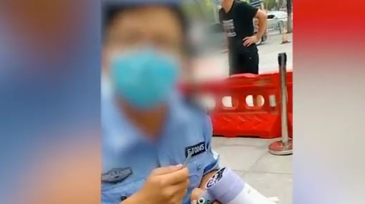 市民称孝感交警要求电瓶车上牌需买保险，此前曾通告不强制