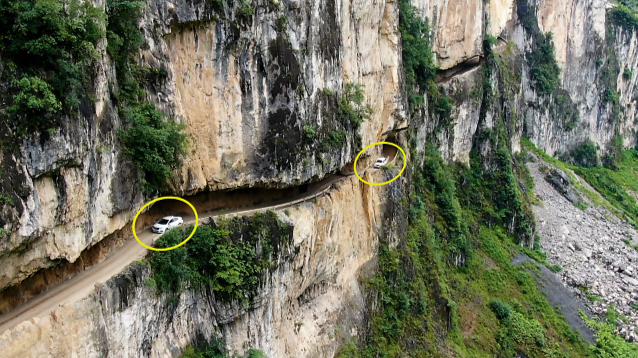 贵州开凿在悬崖上的挂壁公路，看看老司机们是怎么错车的