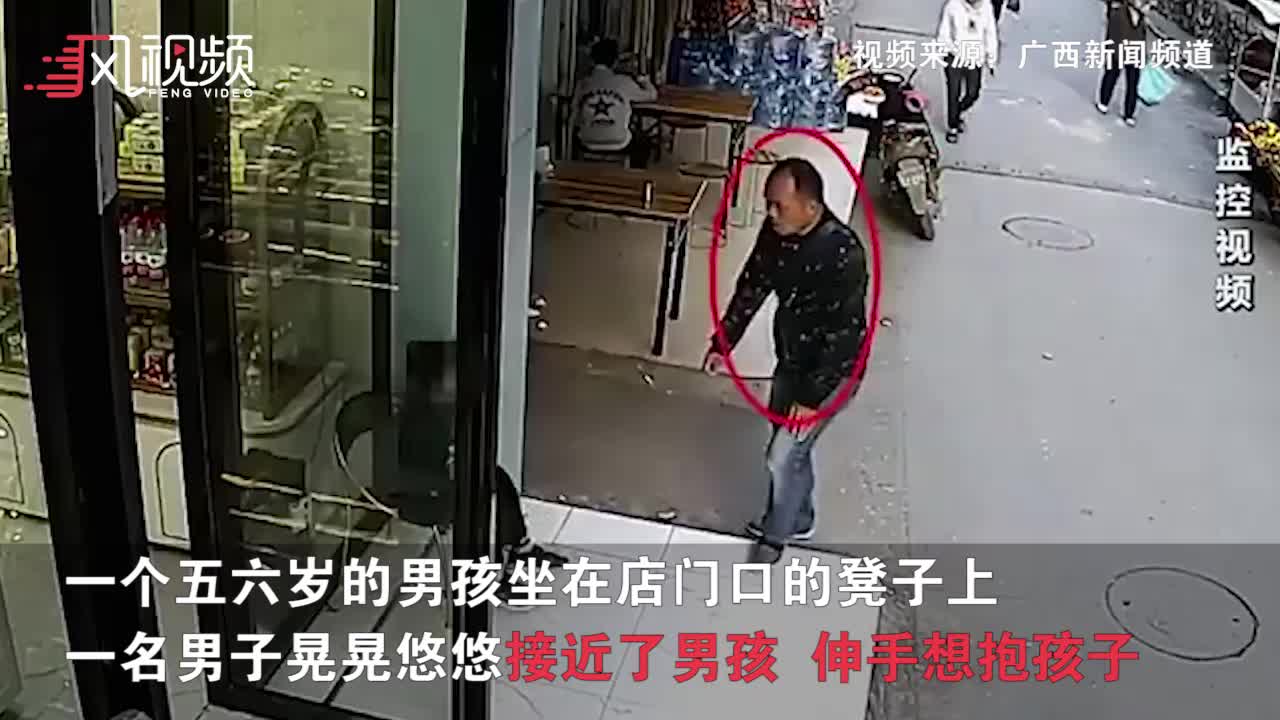 男子当街抢孩子监控视频曝光遭制止后撒腿逃窜