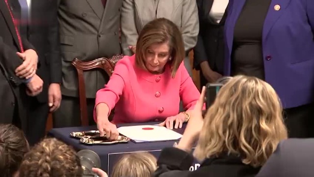 佩洛西签字现场：弹劾特朗普条款递交参院