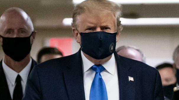 自称爱国为啥还不戴特朗普掏出口罩我带着呢