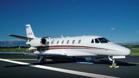 上海浦东机场飞机起火 航班大面积延误、四条跑道一度全部关闭