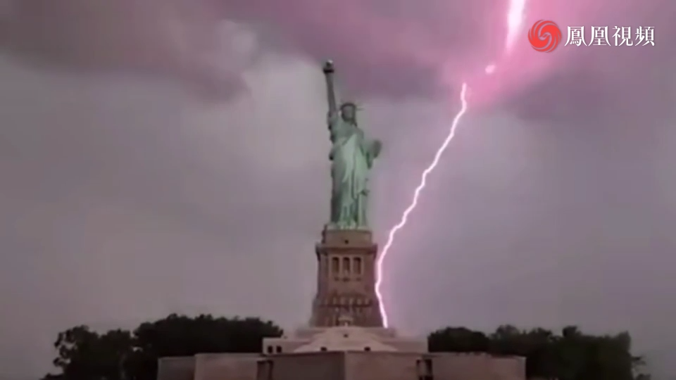 30秒｜场面震撼！美国纽约自由女神像被闪电击中