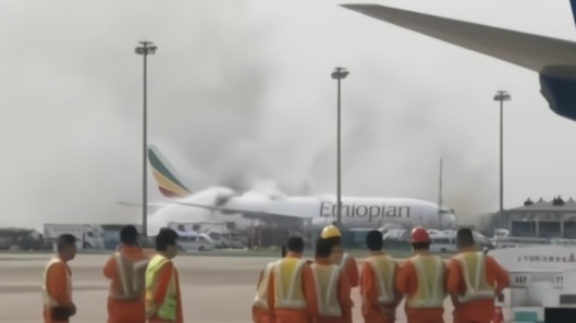 浓烟滚滚，埃塞航空777货机浦东机场起火