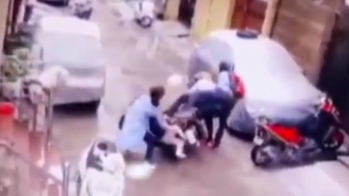 印度两歹徒当街抢小孩 母亲飞身一把夺回4岁孩子