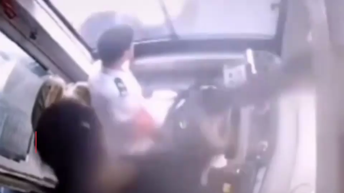南京女子14秒暴打司机21次 司机冷静应对未还手