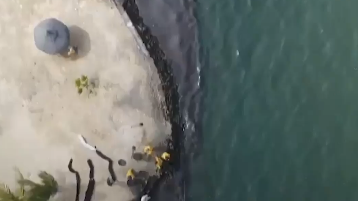 日本货船漏油污染海滩 毛里求斯民众捐头发清理浮油