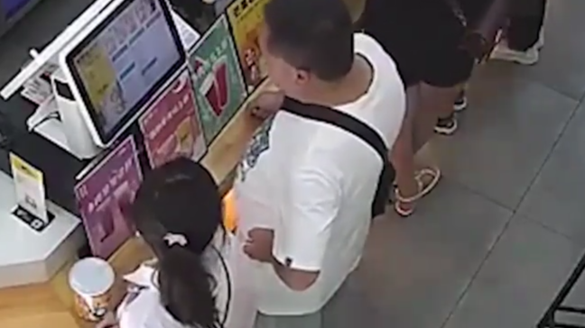 四川广汉一男子奶茶店内猛击12岁女孩面部