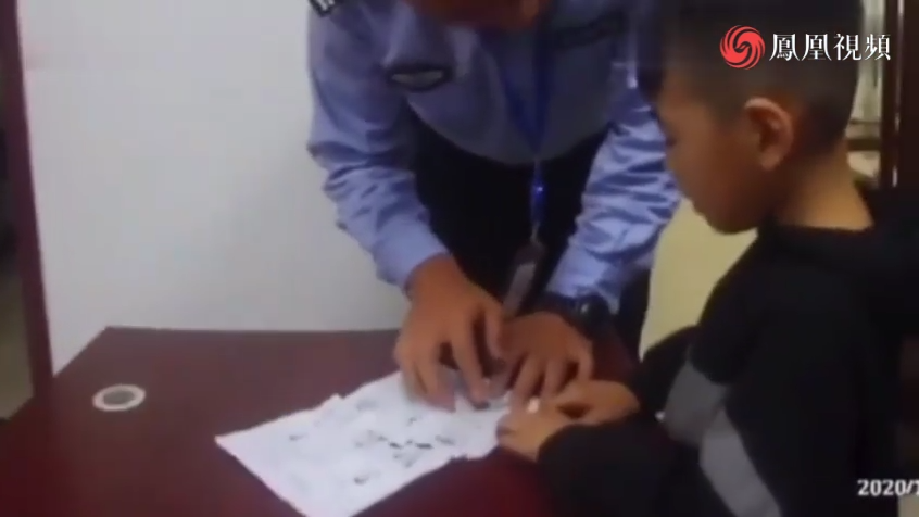 小男孩因不会写作业，被亲妈送到派出所