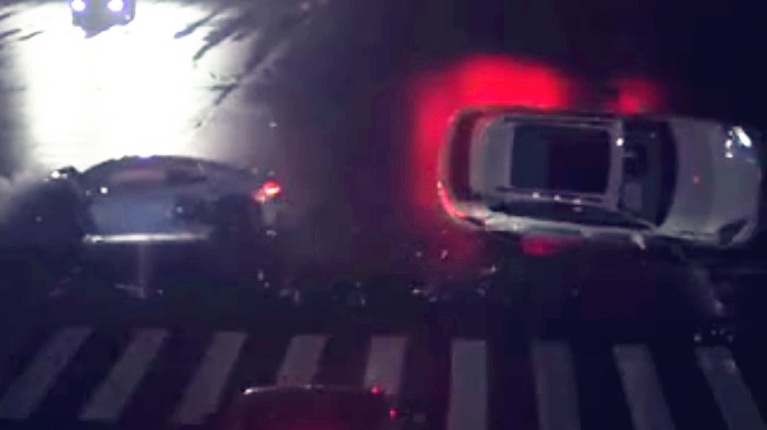 实拍：奥迪R8撞翻保时捷卡宴 碎片散一地