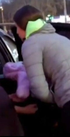 为了买新靴子，俄罗斯25岁母亲卖女儿