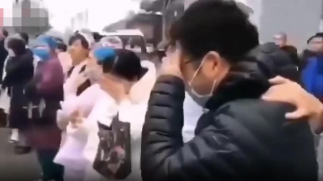 河南医疗队驰援武汉 小伙流泪对妻子高喊：我爱你啊！