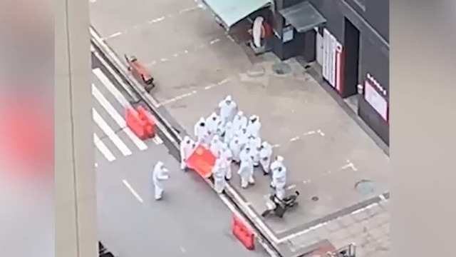 独家|武汉社区人员回应穿防护服摆拍后擦车：不是我们 已病倒15人