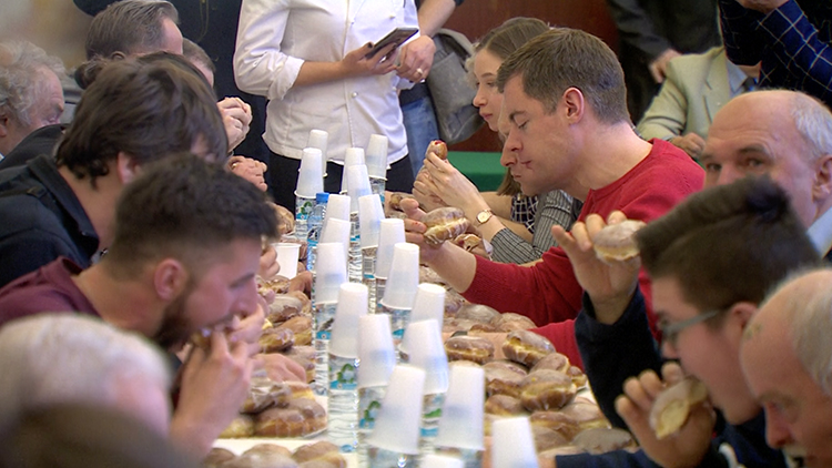 5分钟10个甜甜圈波兰举办甜甜圈吃货大赛