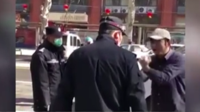 如他所愿！武汉一男子挑衅警察：给我戴手铐，我才戴口罩